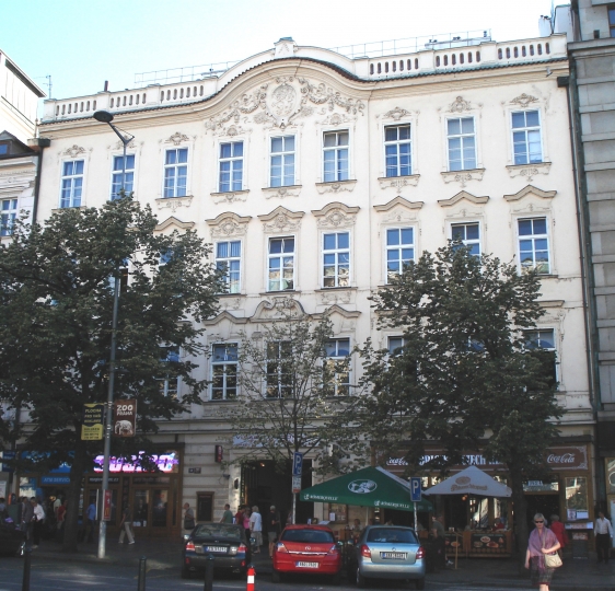 Edificio de apartamentos multifuncional en venta en la Plaza de Wenceslao en Praga