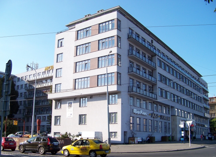 Verkauf eines großen Verwaltungszentrums in Prag, in der Nähe der U-Bahn-Station Andel